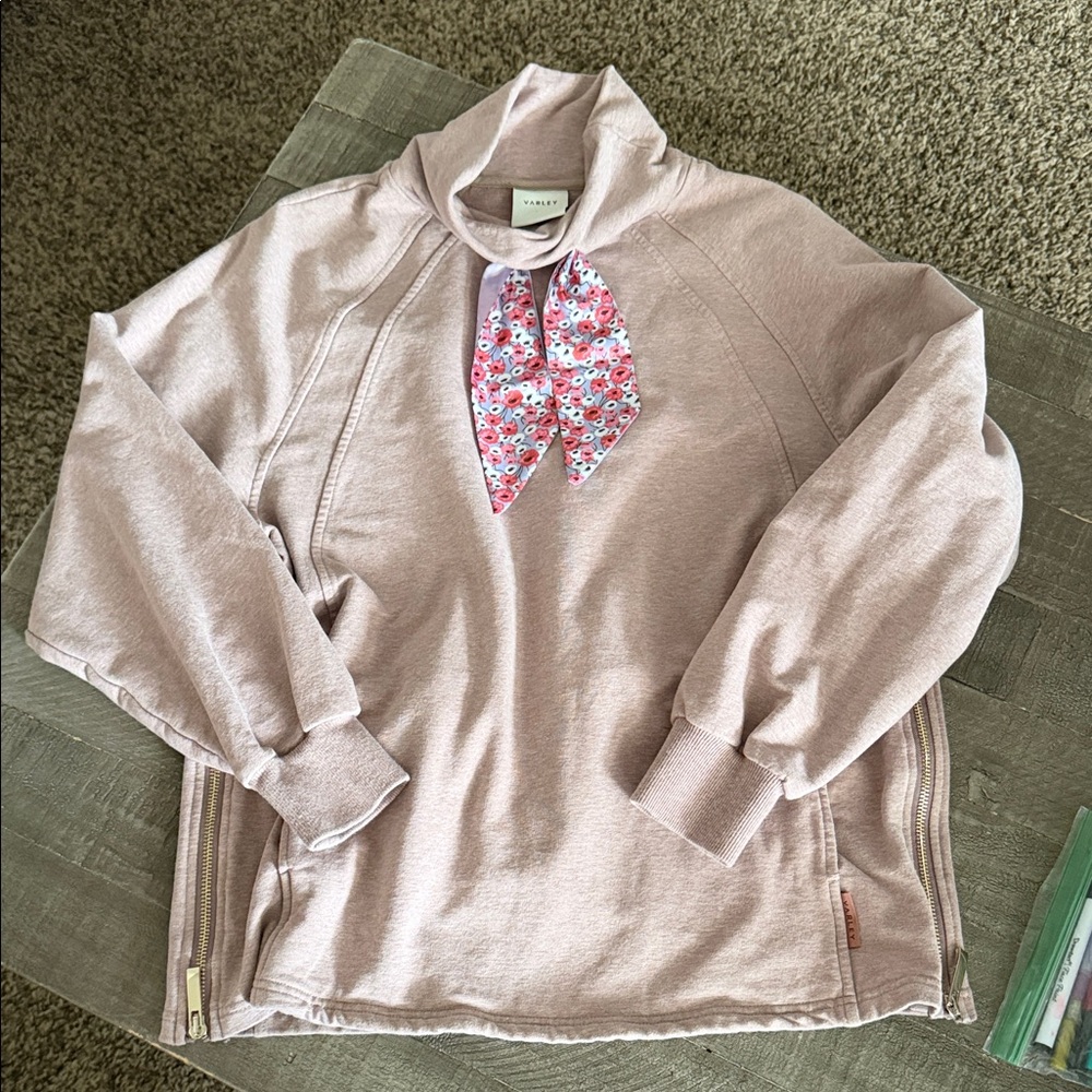 Varley Cozy sweatshirt with a floral accent scarf. Perfect for casual wear. smal - Picture 2 of 11